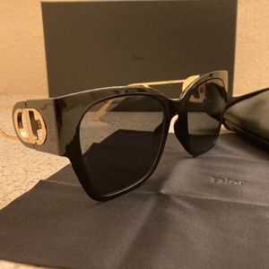 Dior Montaigne black sunglasses